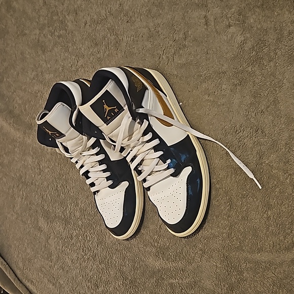 Jordan 1 Mid Patent Black White Gold (GS) - Picture 2 of 6